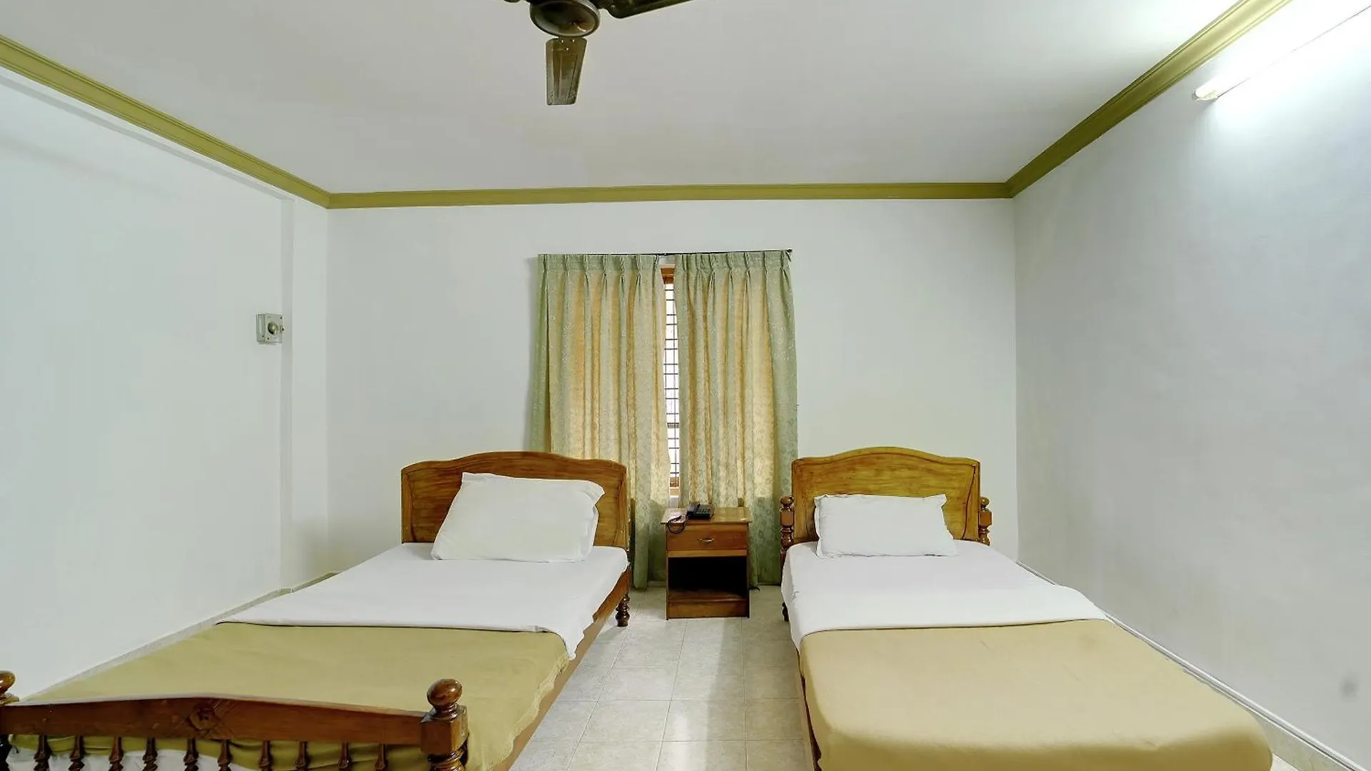 Hotel O Pathanamthitta Near Mahatma Gandhi Statue