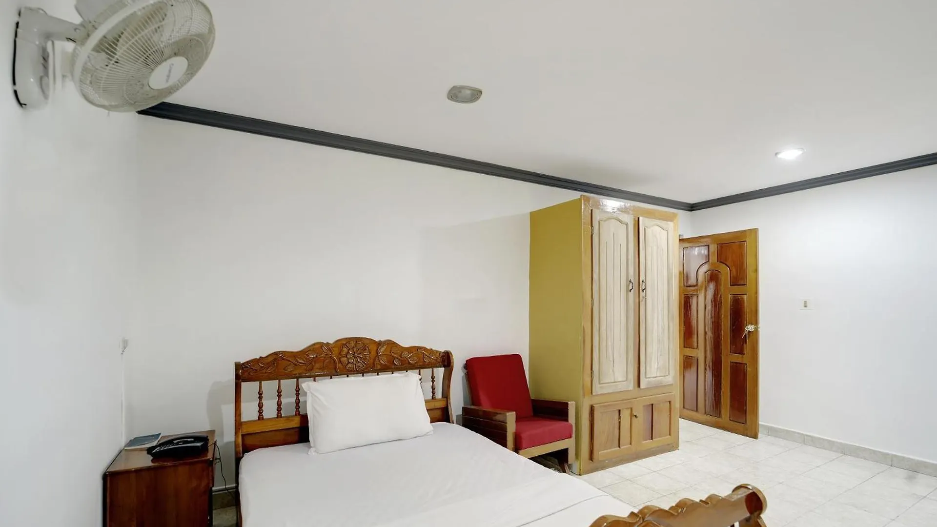 Hotel O Pathanamthitta Near Mahatma Gandhi Statue India