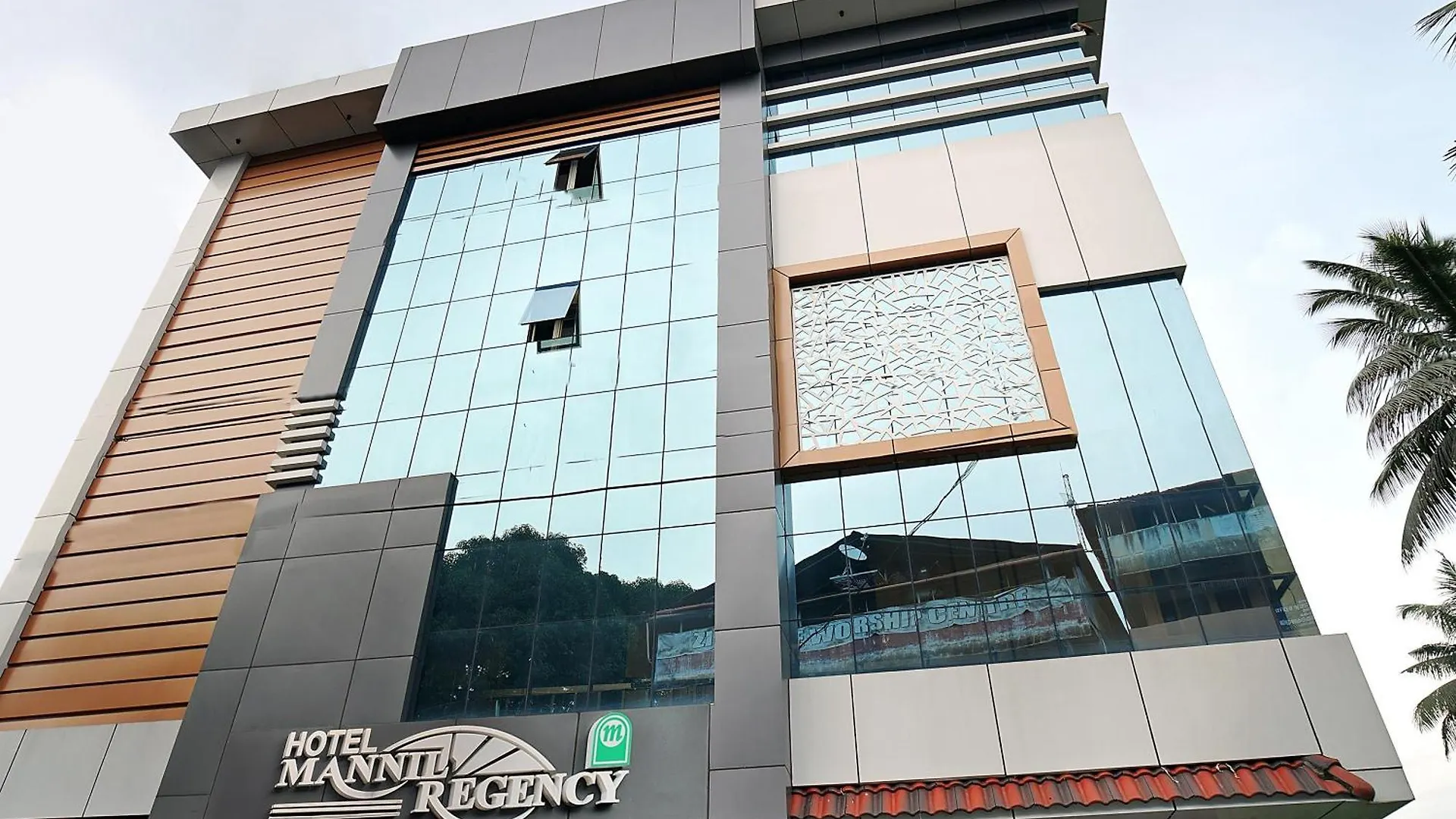 Hotel O Pathanamthitta Near Mahatma Gandhi Statue