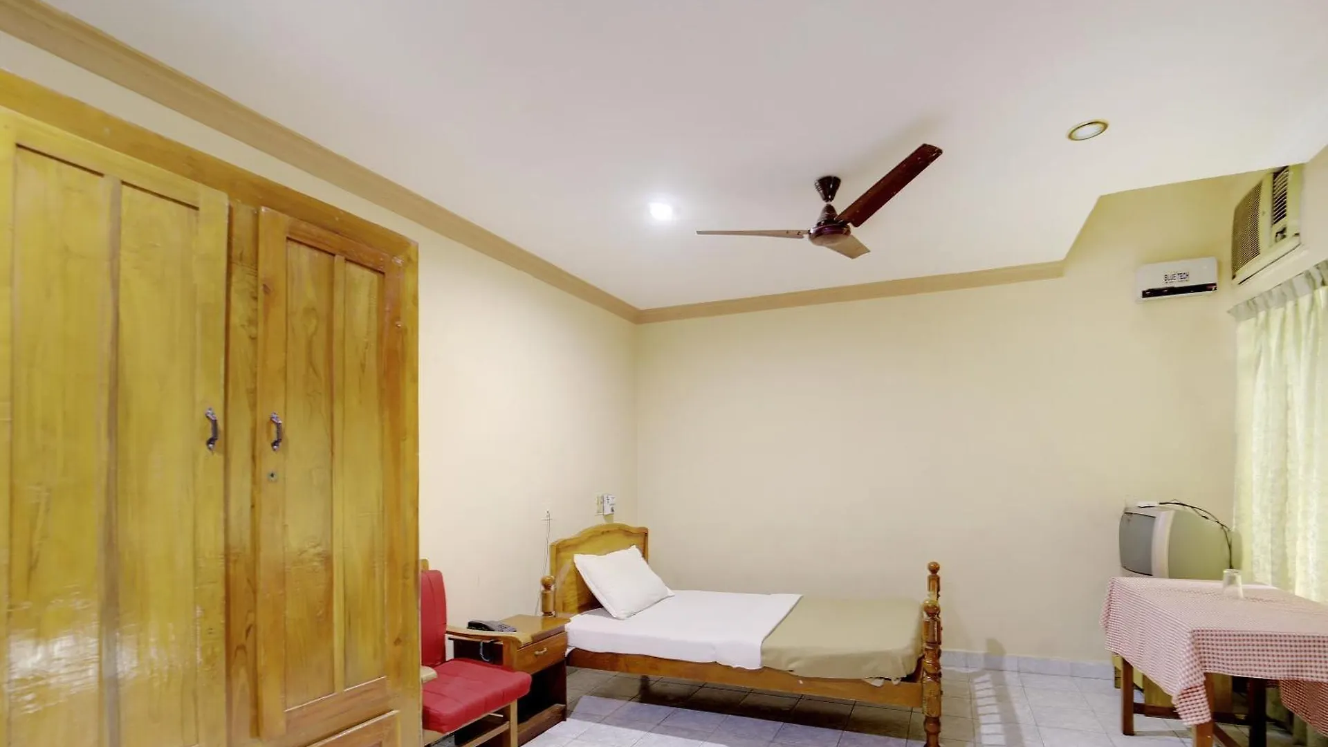 Hotel O Pathanamthitta Near Mahatma Gandhi Statue