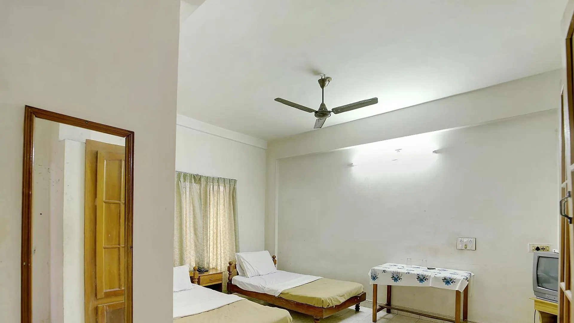 Hotel O Pathanamthitta Near Mahatma Gandhi Statue