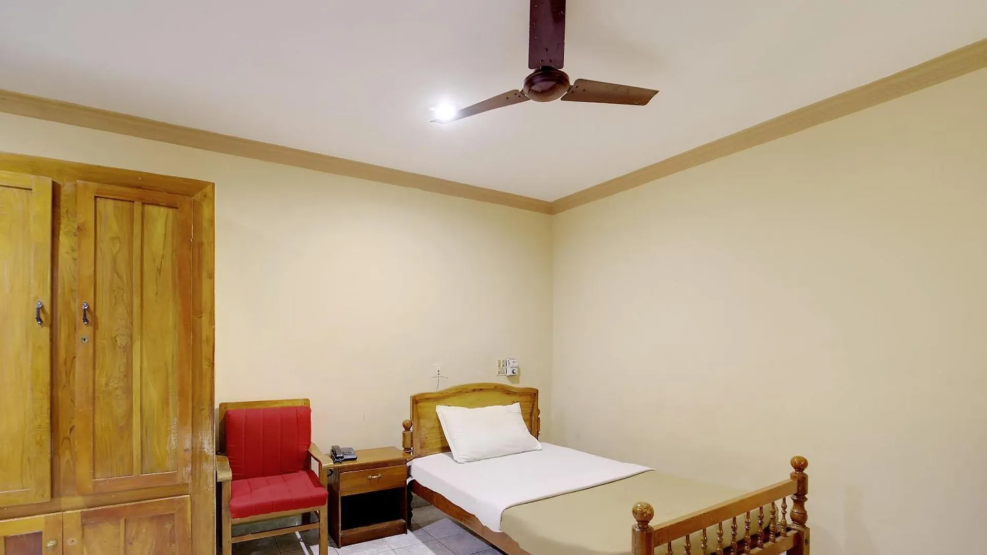 ***  Hotel O Pathanamthitta Near Mahatma Gandhi Statue India
