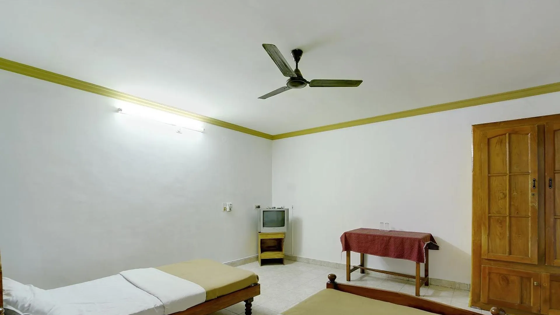 Hotel O Pathanamthitta Near Mahatma Gandhi Statue