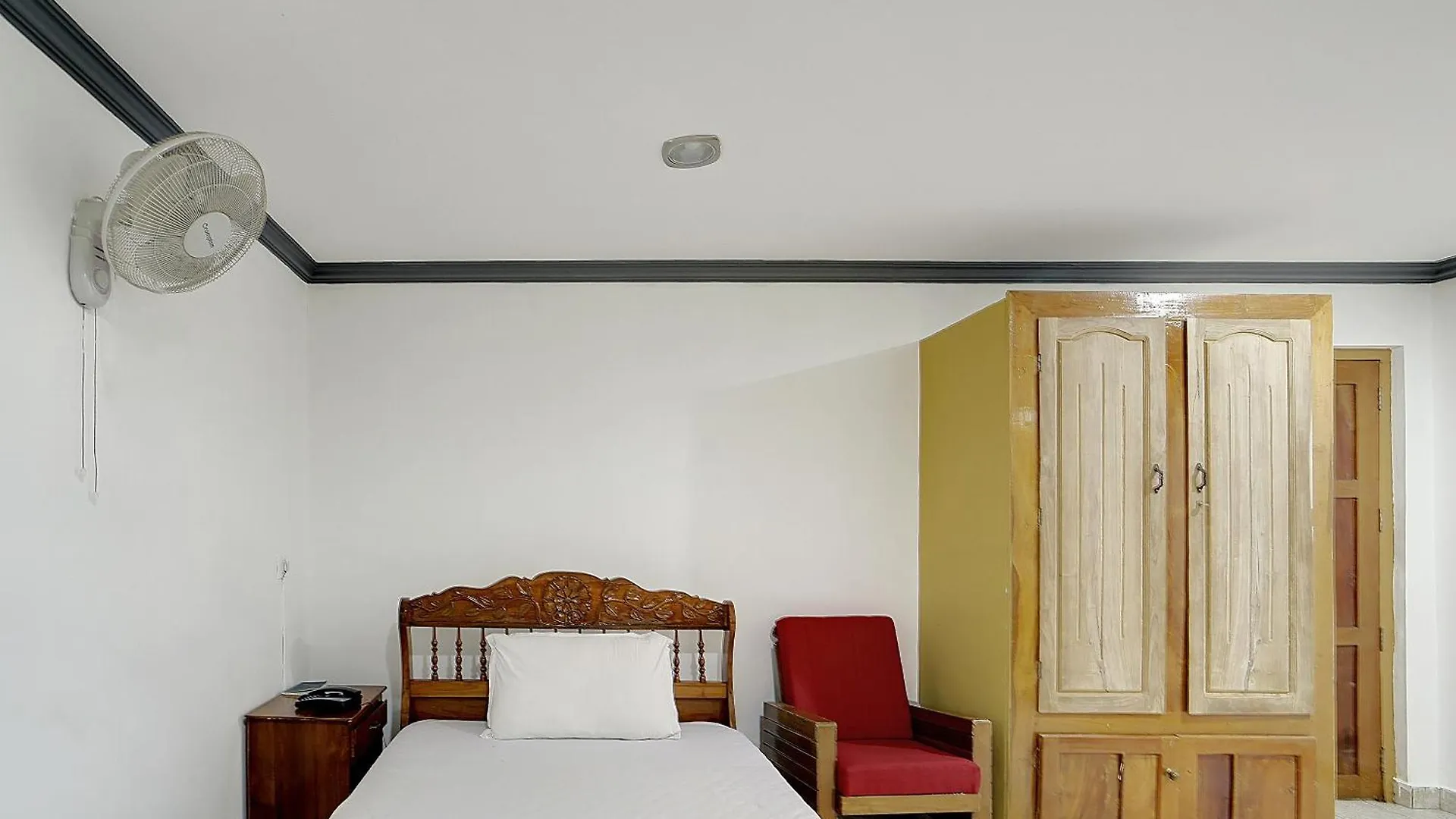 Hotel O Pathanamthitta Near Mahatma Gandhi Statue