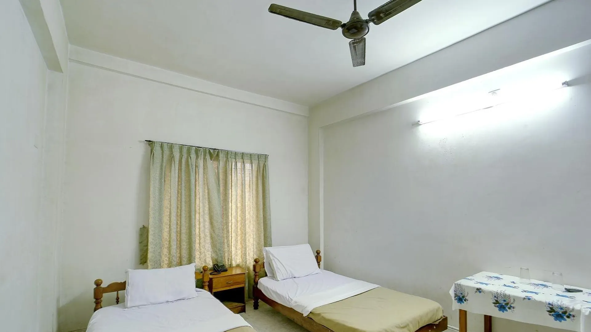 Hotel O Pathanamthitta Near Mahatma Gandhi Statue