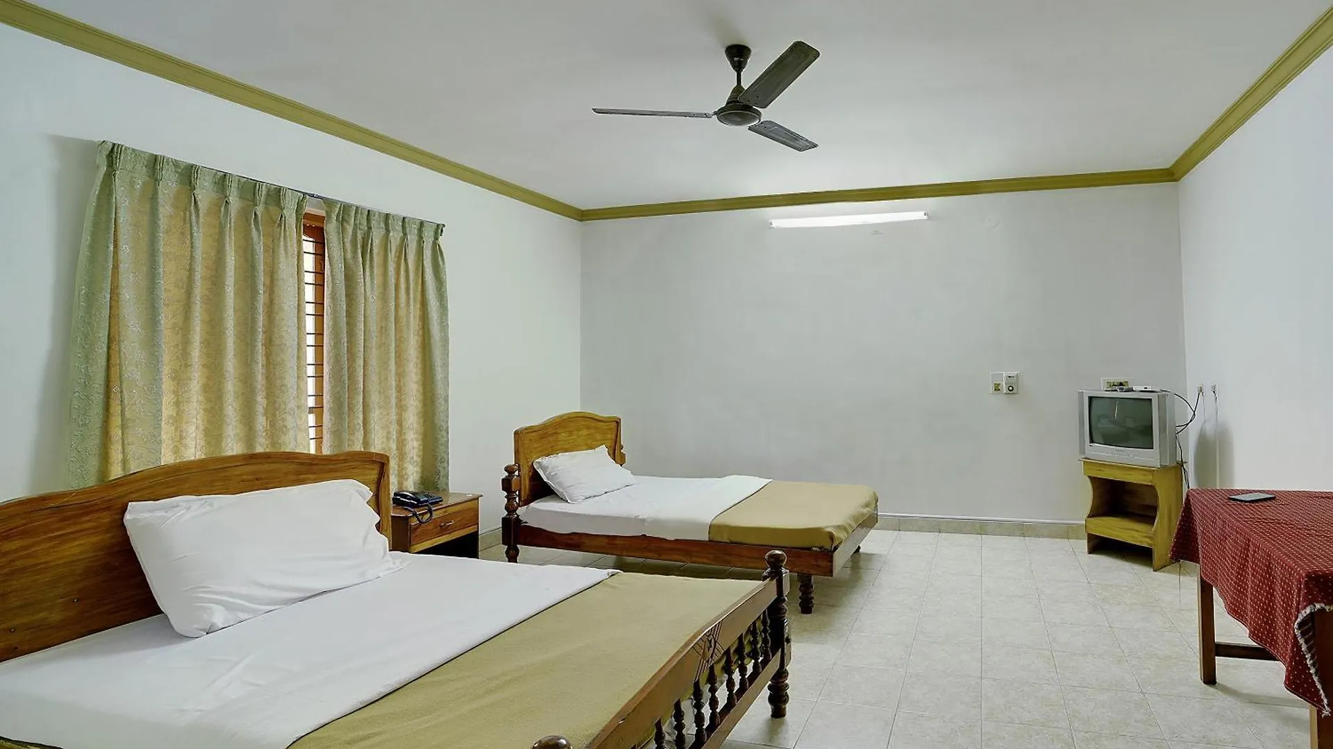Hotel O Pathanamthitta Near Mahatma Gandhi Statue