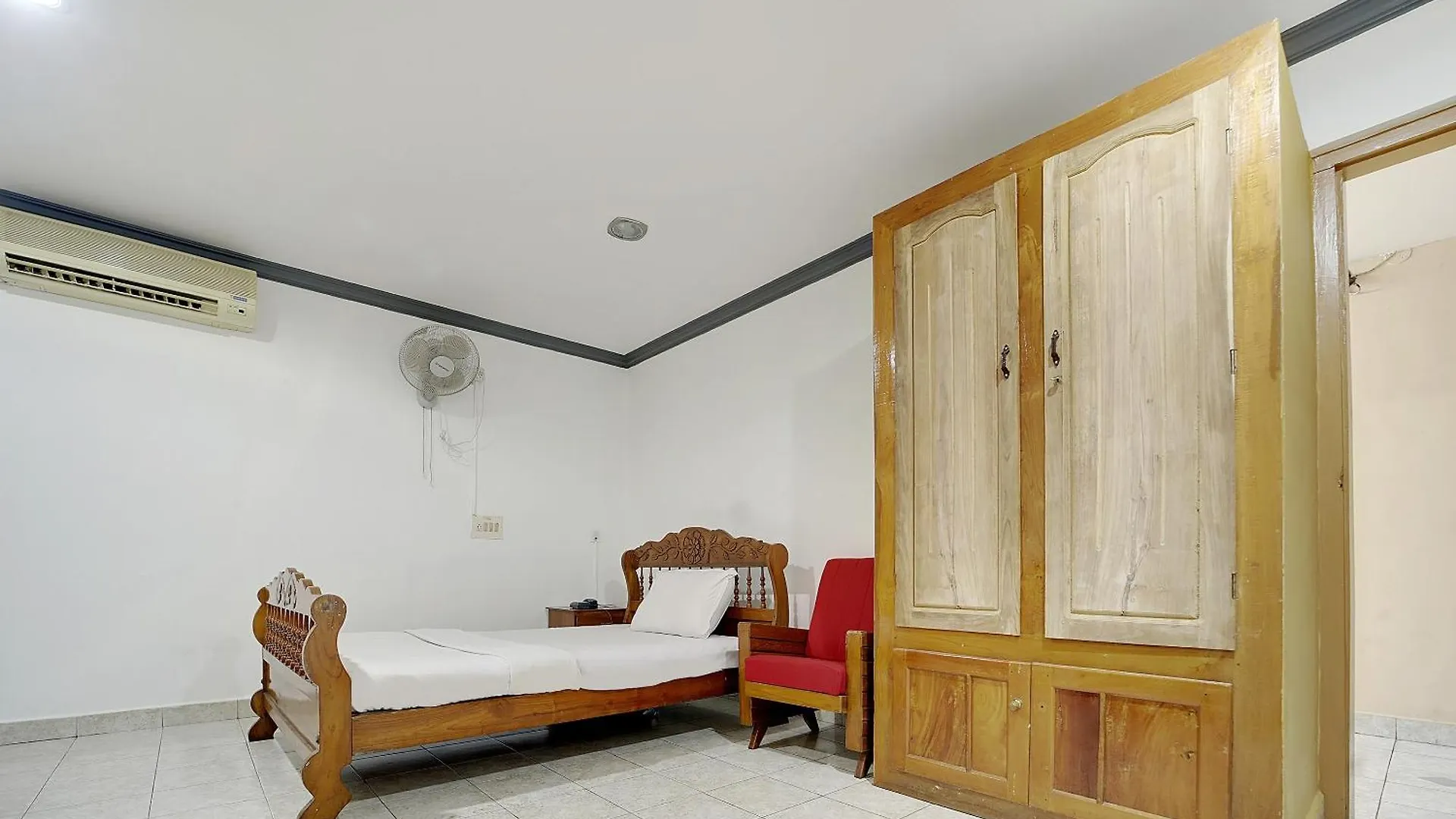 Hotel O Pathanamthitta Near Mahatma Gandhi Statue