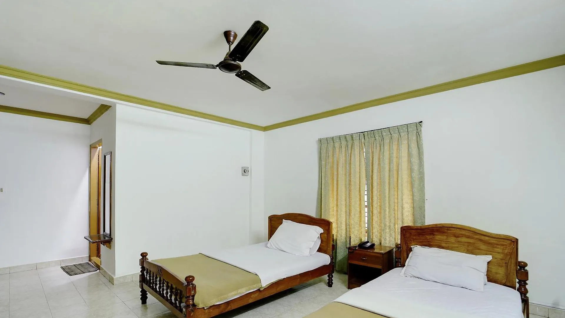 Hotel O Pathanamthitta Near Mahatma Gandhi Statue
