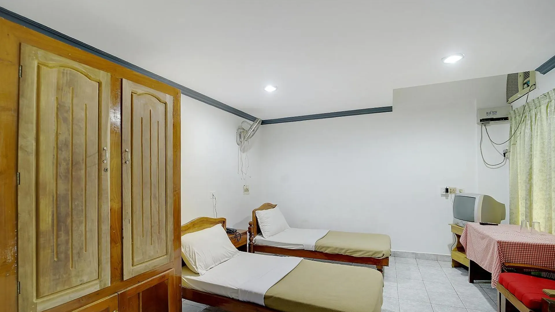 Hotel O Pathanamthitta Near Mahatma Gandhi Statue