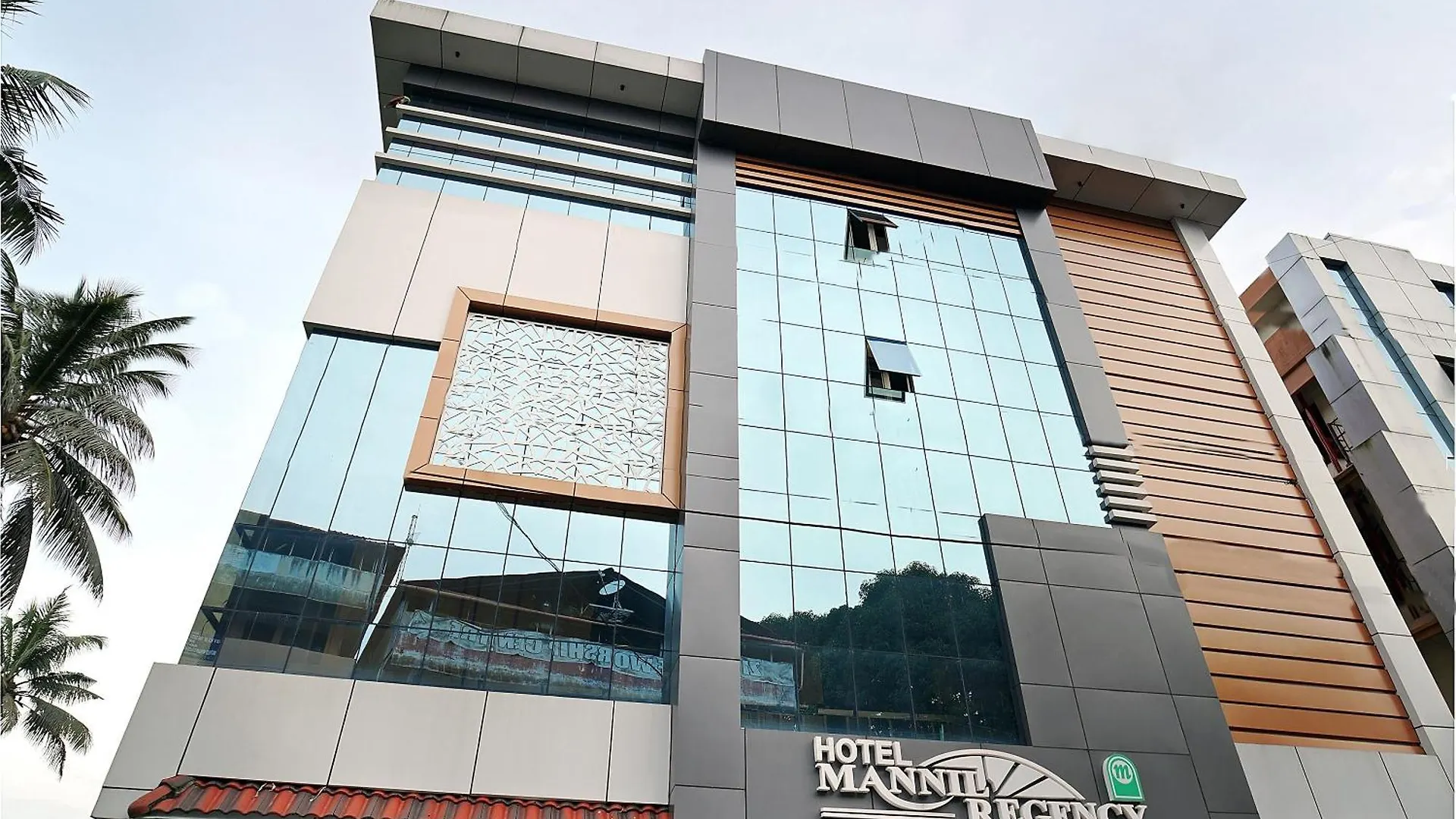 Hotel O Pathanamthitta Near Mahatma Gandhi Statue