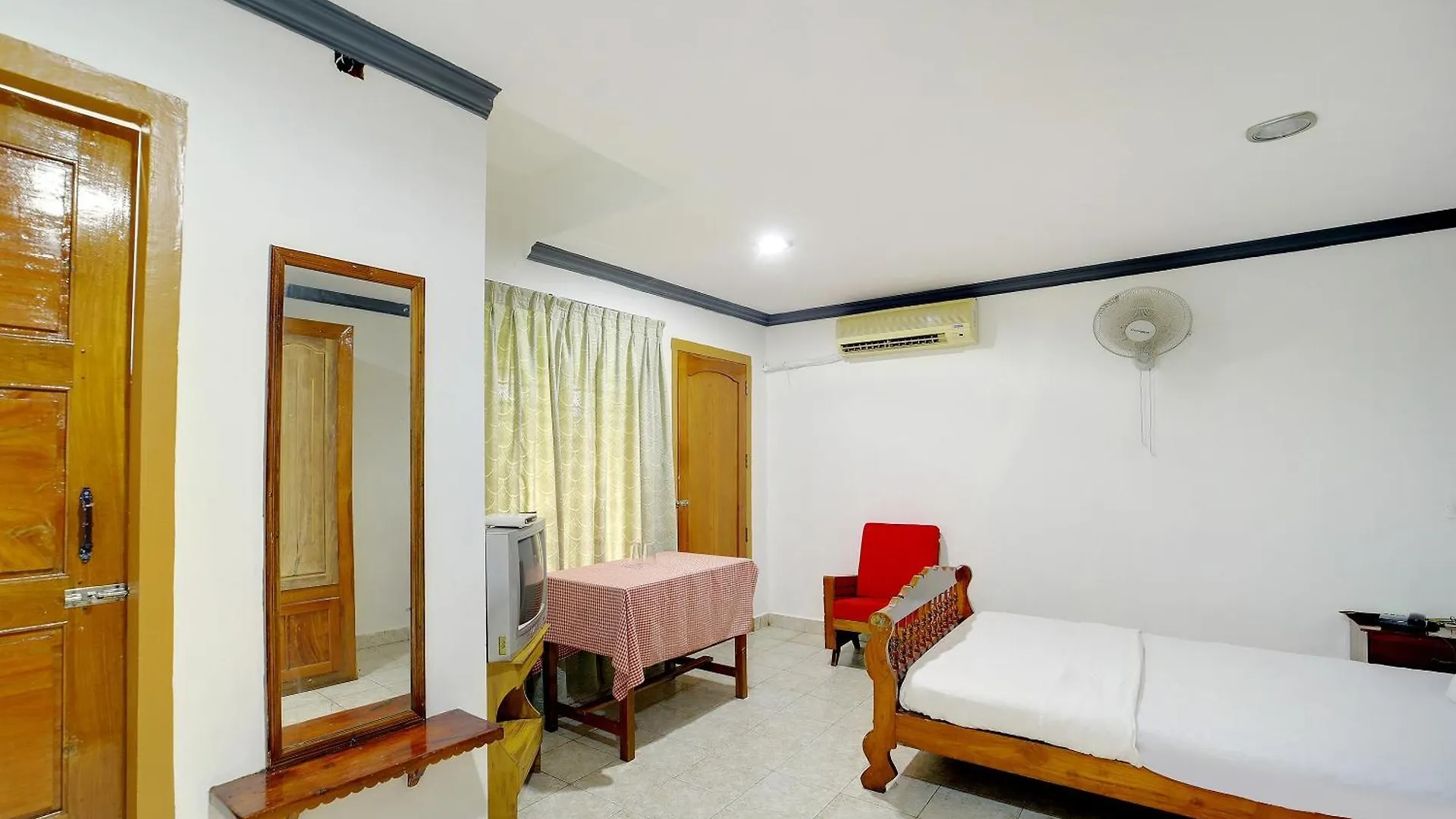 Hotel O Pathanamthitta Near Mahatma Gandhi Statue India