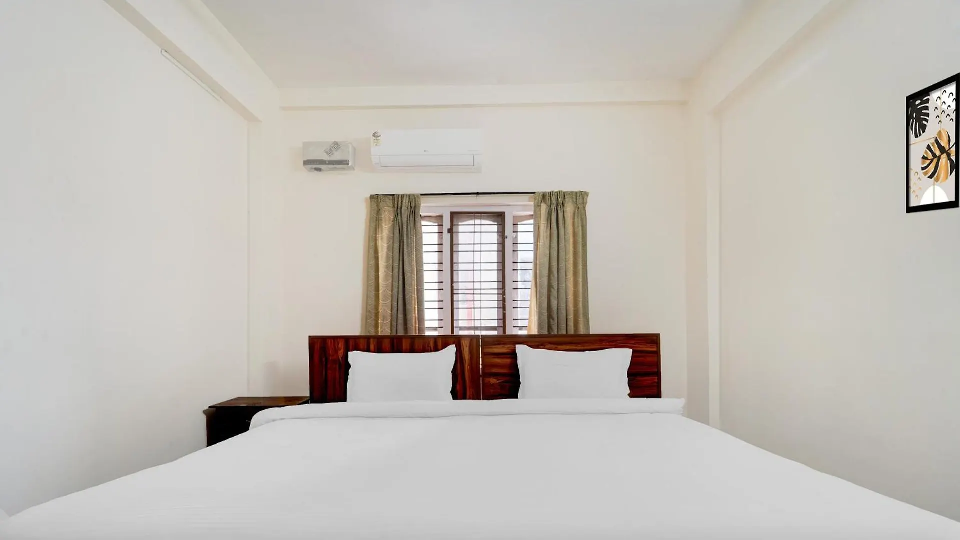 Super Hotel O Pathanamthitta Near Mahatma Gandhi Statue