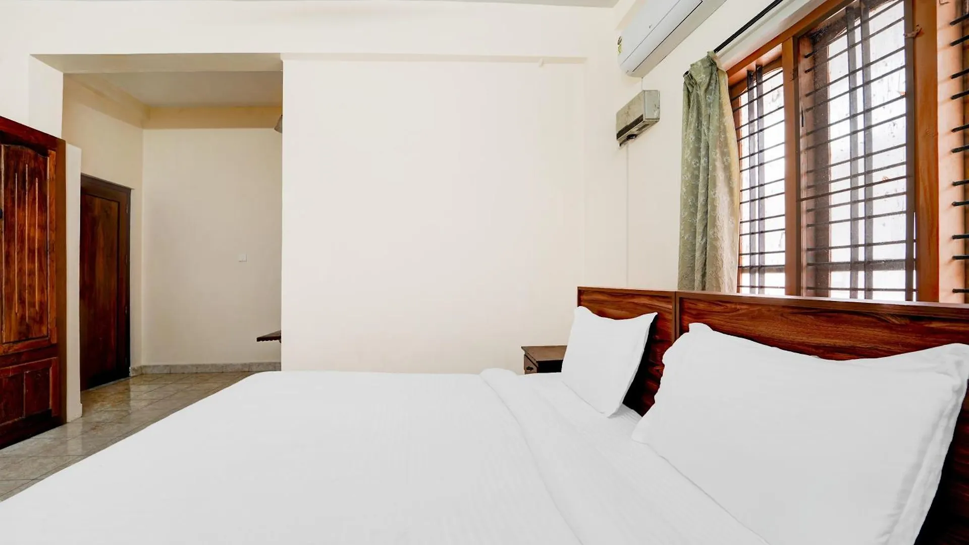 Super Hotel O Pathanamthitta Near Mahatma Gandhi Statue