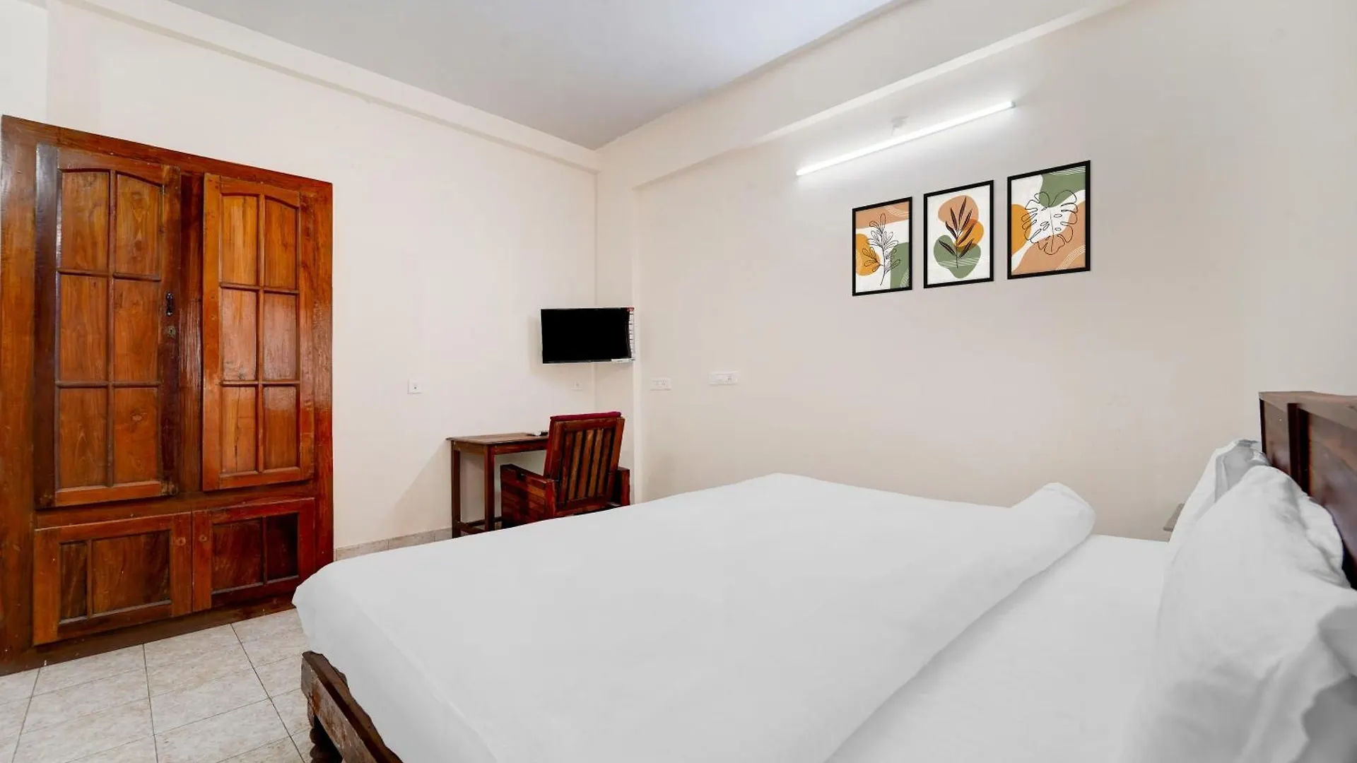 Super Hotel O Pathanamthitta Near Mahatma Gandhi Statue