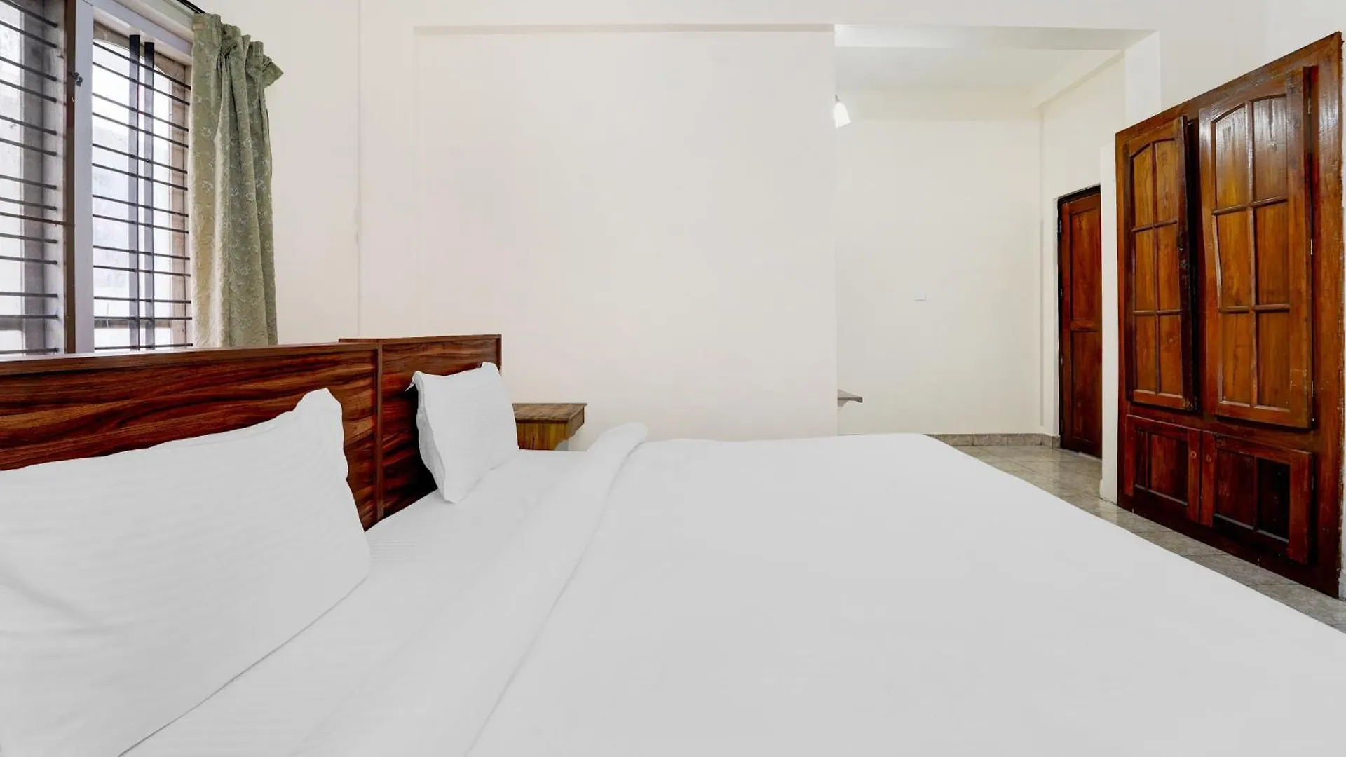 Super Hotel O Pathanamthitta Near Mahatma Gandhi Statue
