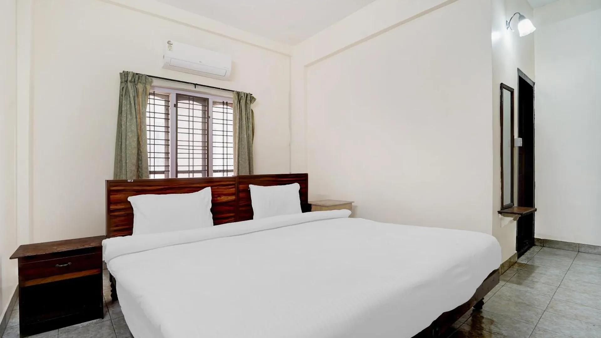 Super Hotel O Pathanamthitta Near Mahatma Gandhi Statue