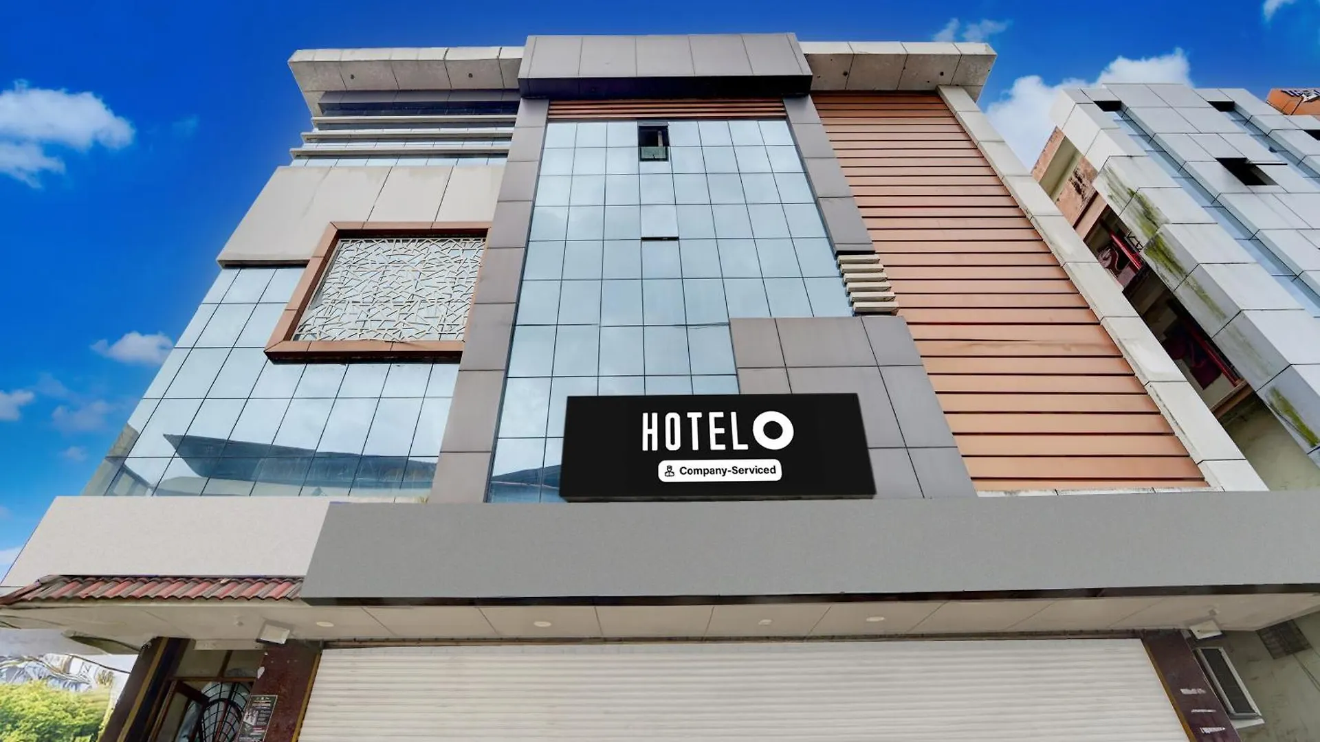 Super Hotel O Pathanamthitta Near Mahatma Gandhi Statue