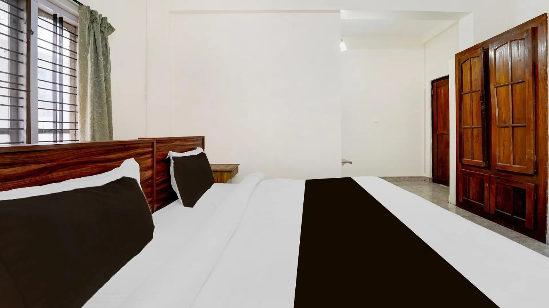 Super Hotel O Pathanamthitta Near Mahatma Gandhi Statue
