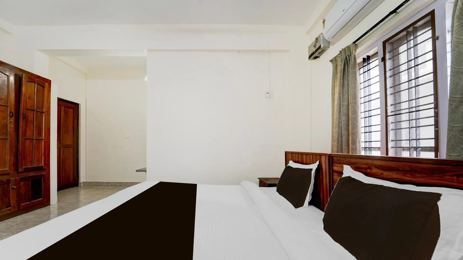Super Hotel O Pathanamthitta Near Mahatma Gandhi Statue