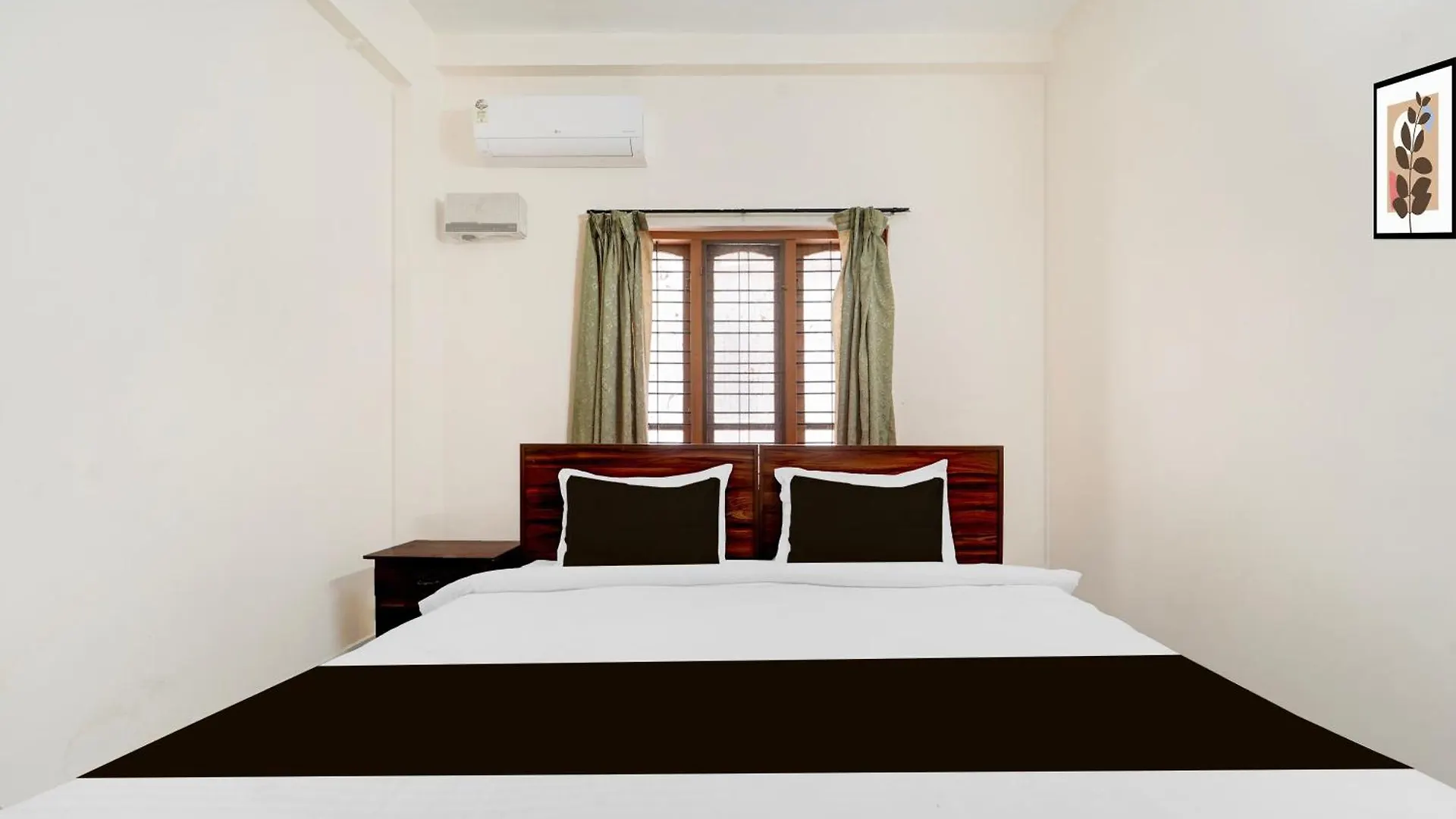 Super Hotel O Pathanamthitta Near Mahatma Gandhi Statue