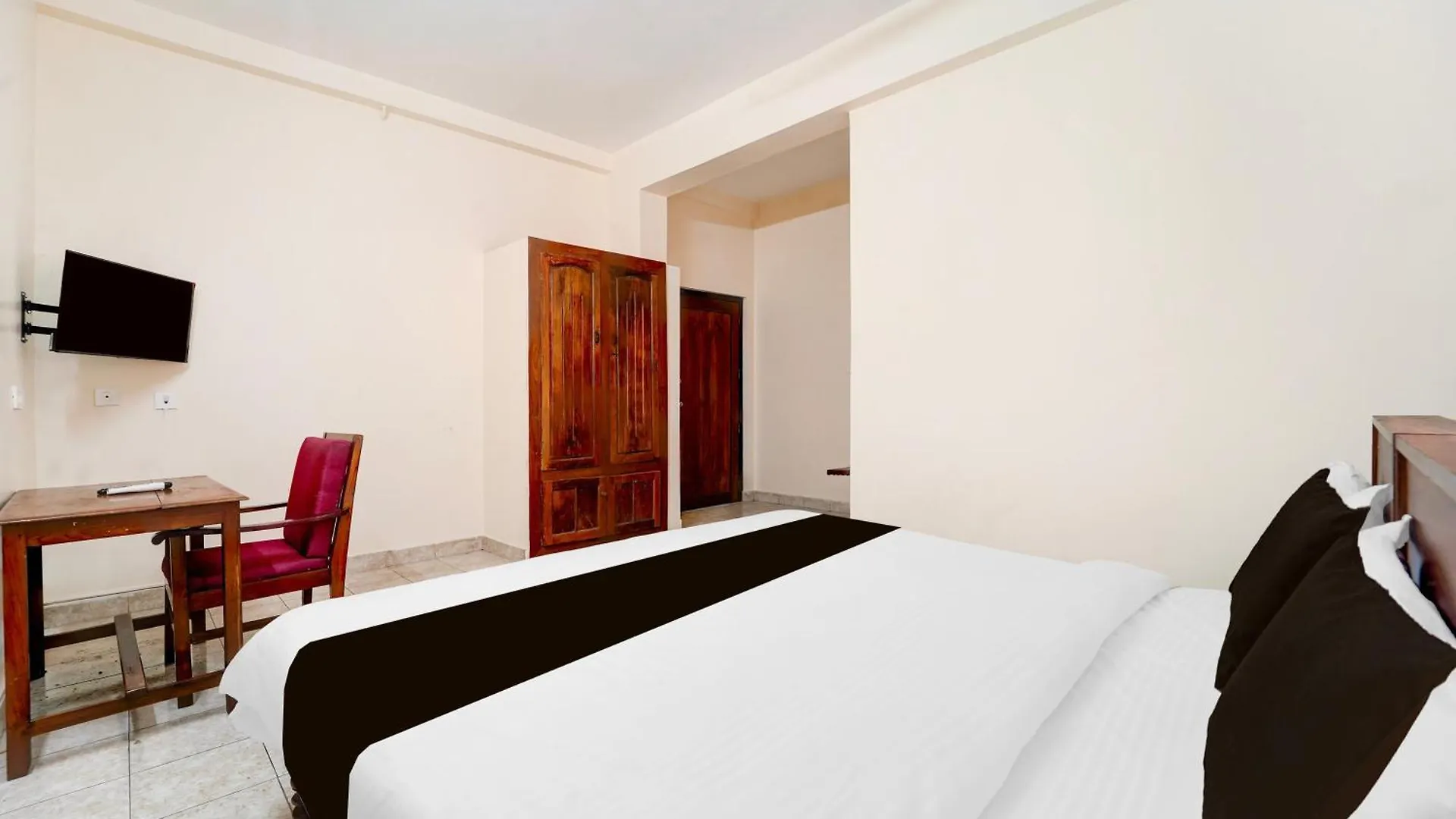 Super Hotel O Pathanamthitta Near Mahatma Gandhi Statue