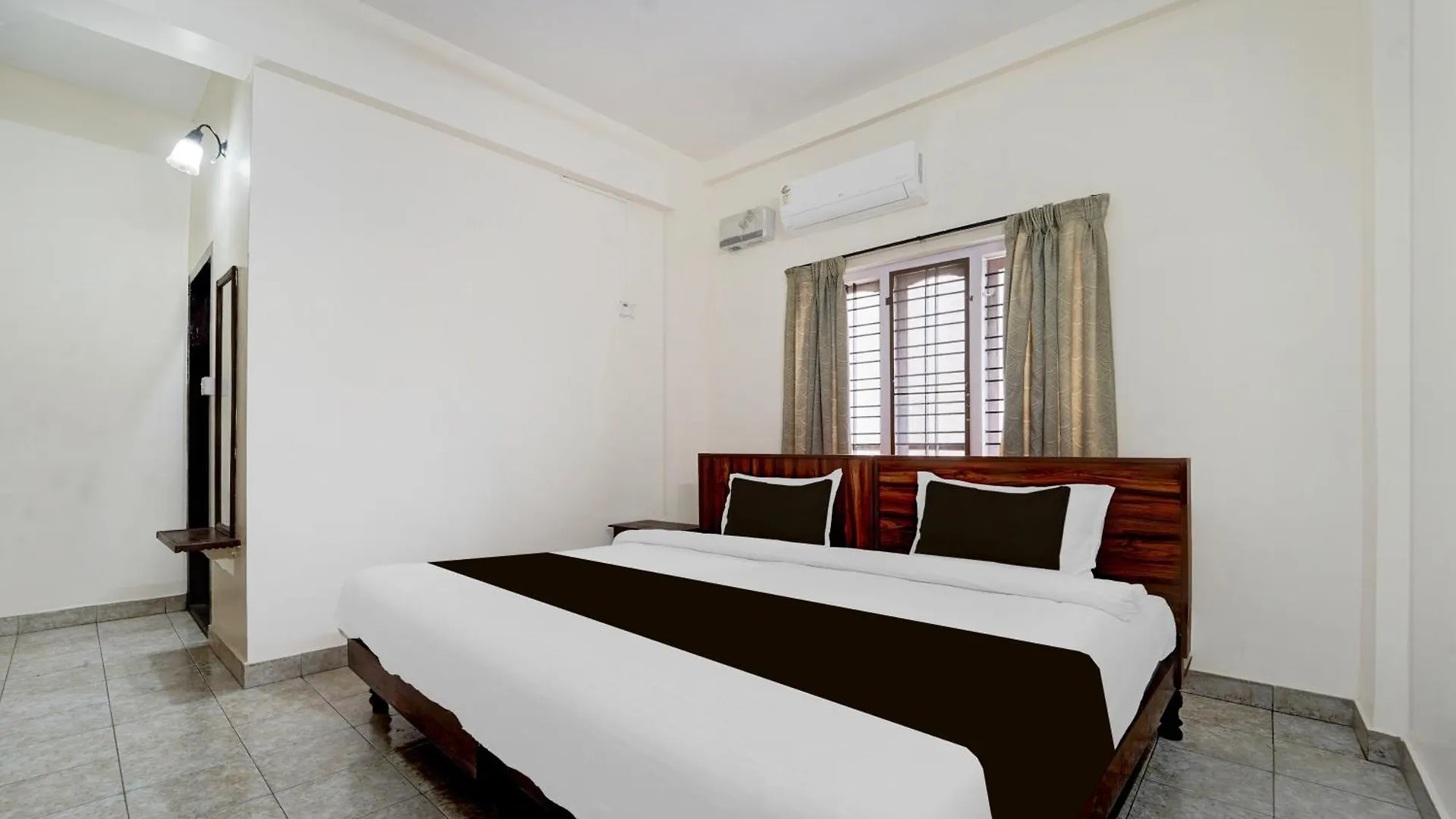 Super Hotel O Pathanamthitta Near Mahatma Gandhi Statue