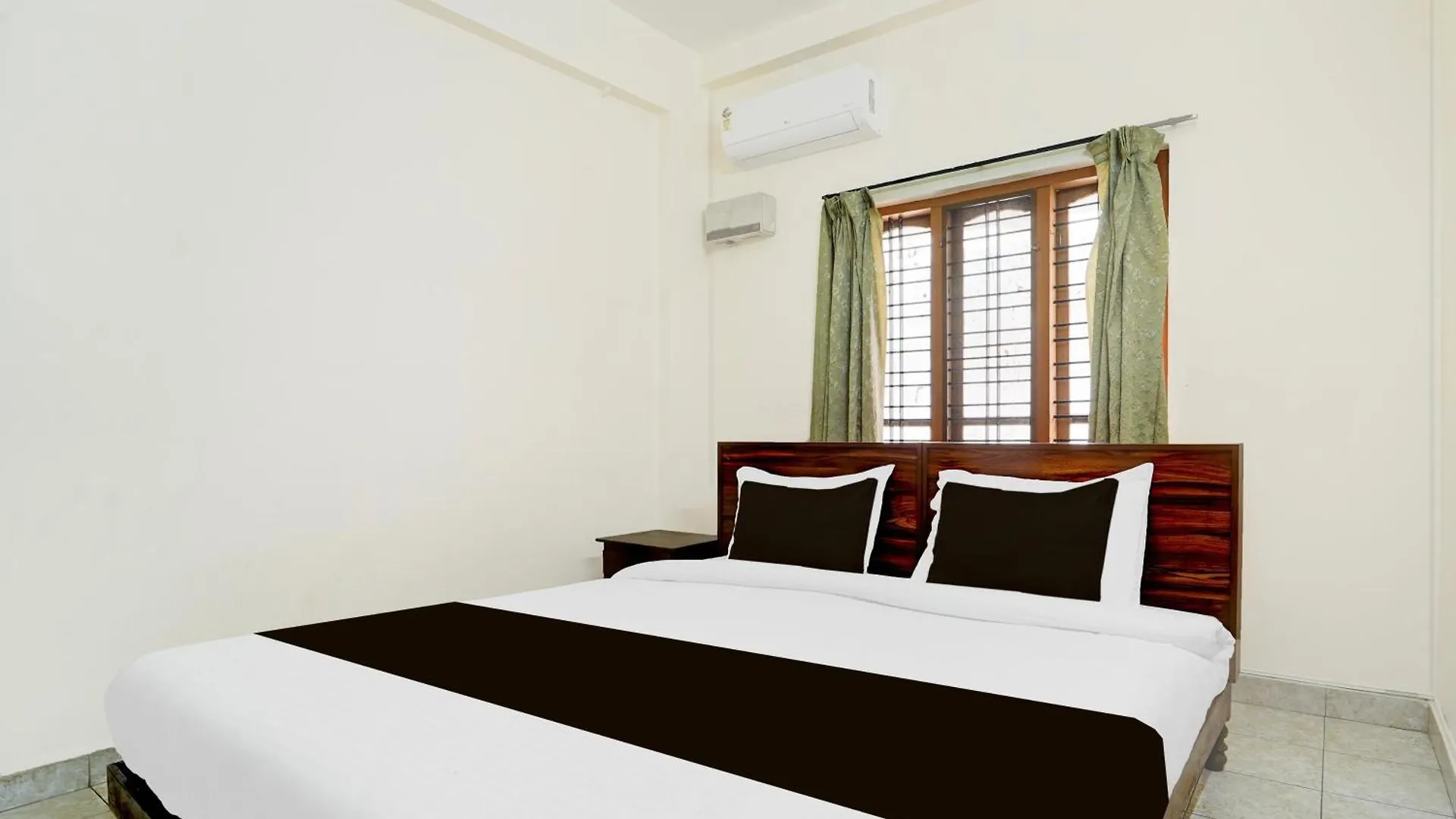***  Super Hotel O Pathanamthitta Near Mahatma Gandhi Statue Hindistan