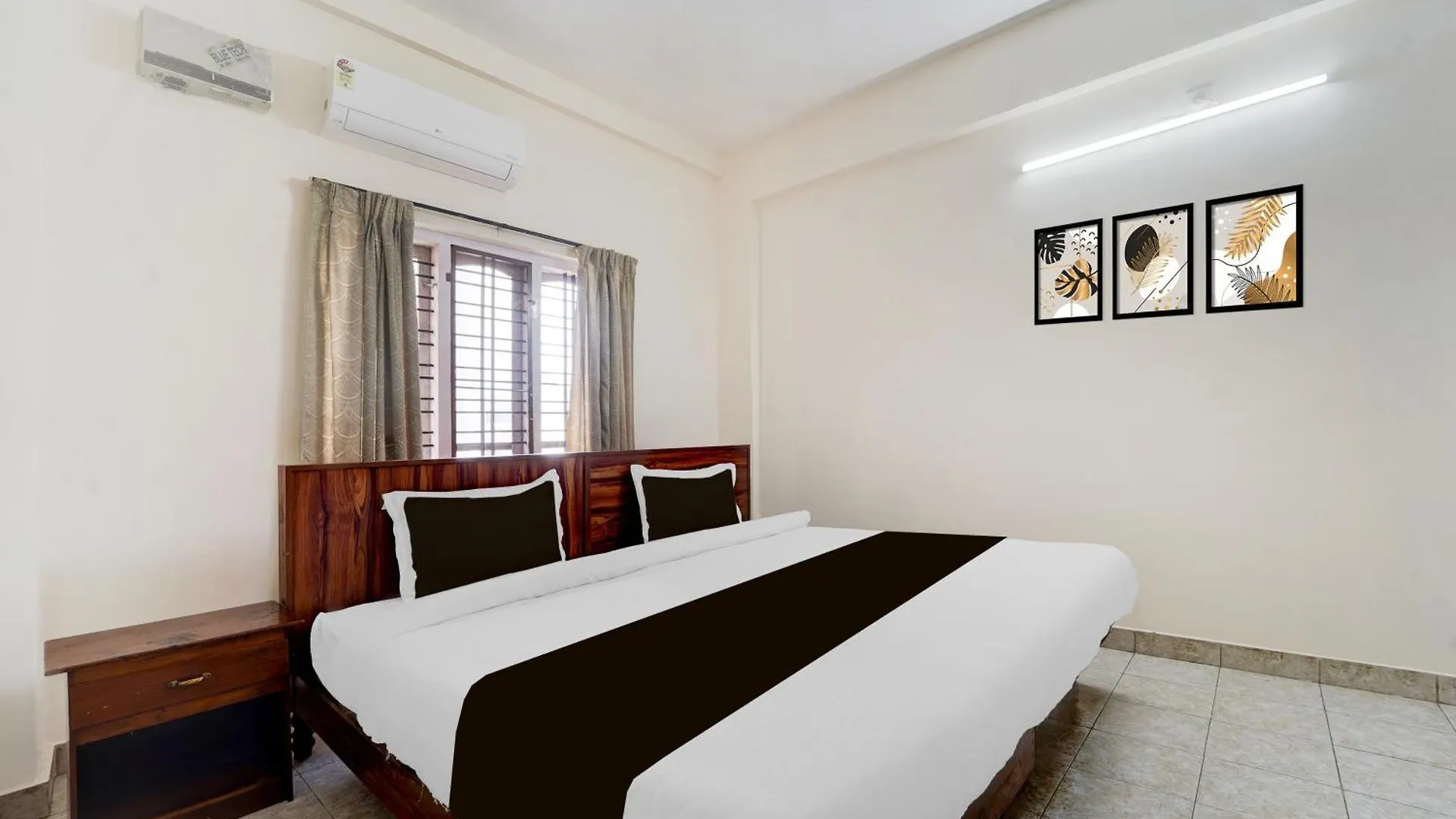 Super Hotel O Pathanamthitta Near Mahatma Gandhi Statue
